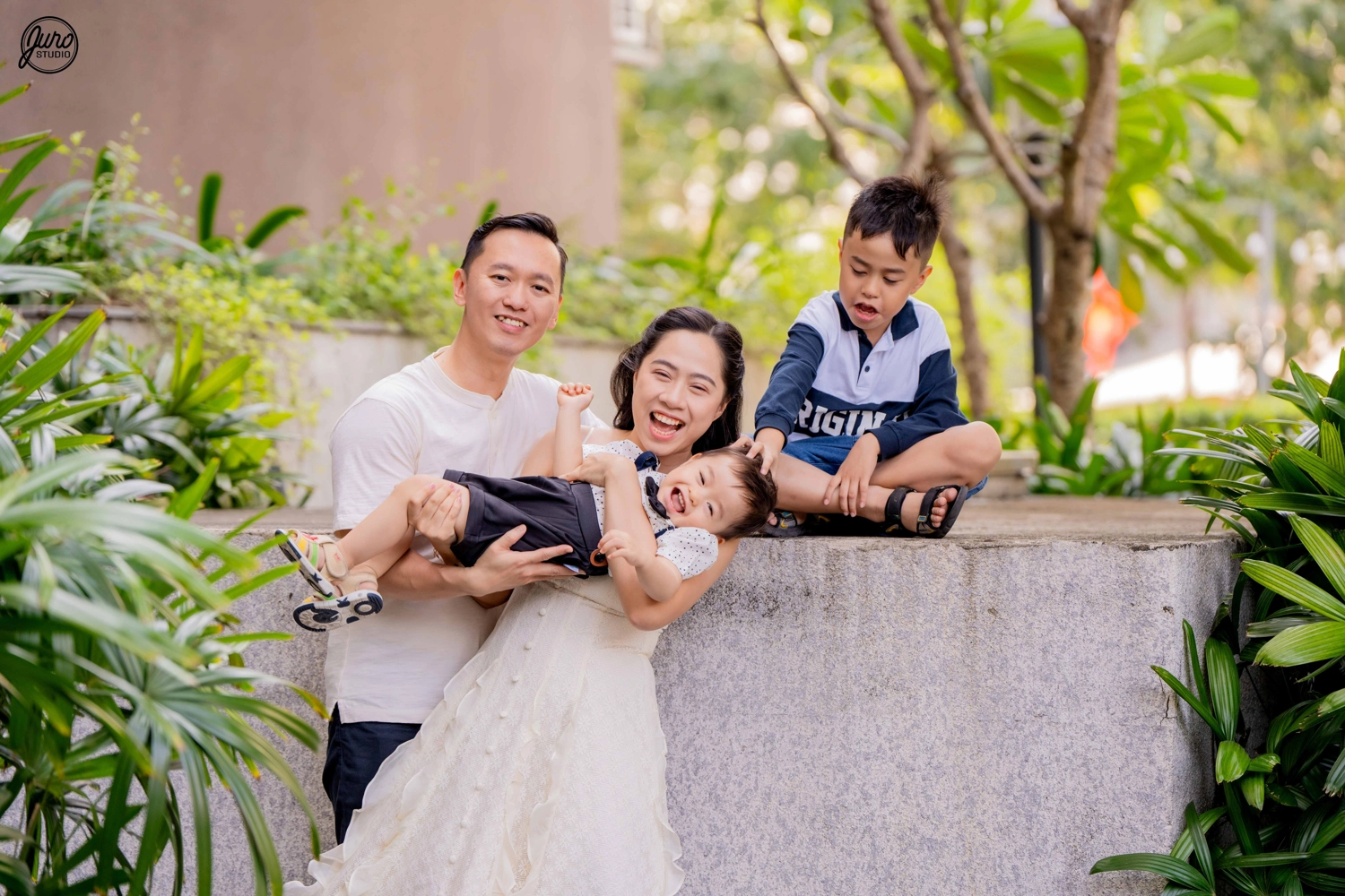 chup hinh gia dinh tai resort hay villa